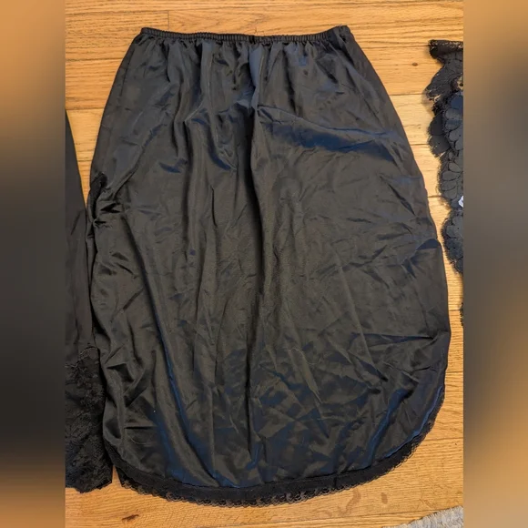 ☃️FLASH SALE☃️Vintage Black Silk Women's Slips And Accessories - Picture 4 of 10